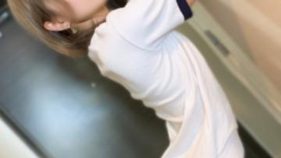 FC2-PPV-2836328 - *없음 *엄청 귀여움 *19세 유명대 메네스양과 노래방 데이트 후 질내 사정 SEX